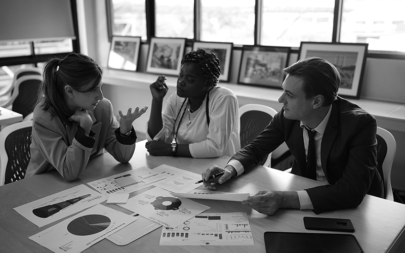 marketing-meeting-in-office-grey-800